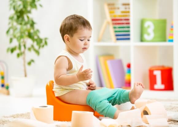 Apprendre trop tôt la propreté à un l'enfant, risque d