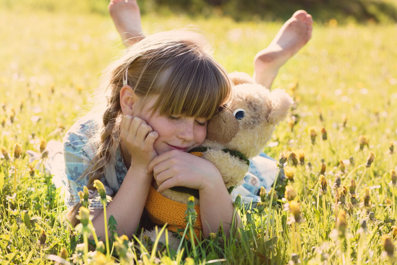 Comment aider votre enfant à porter discrètement des couches