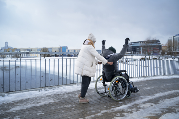 Incontinence, comment voyager avec un proche dépendant ?