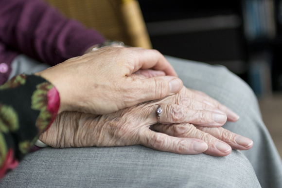 Soutien émotionnel et incontinence : où trouver de l’aide