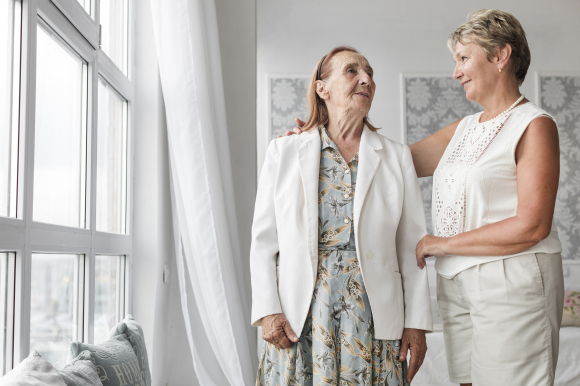 Incontinence : comment aider à enlever des vêtements ?